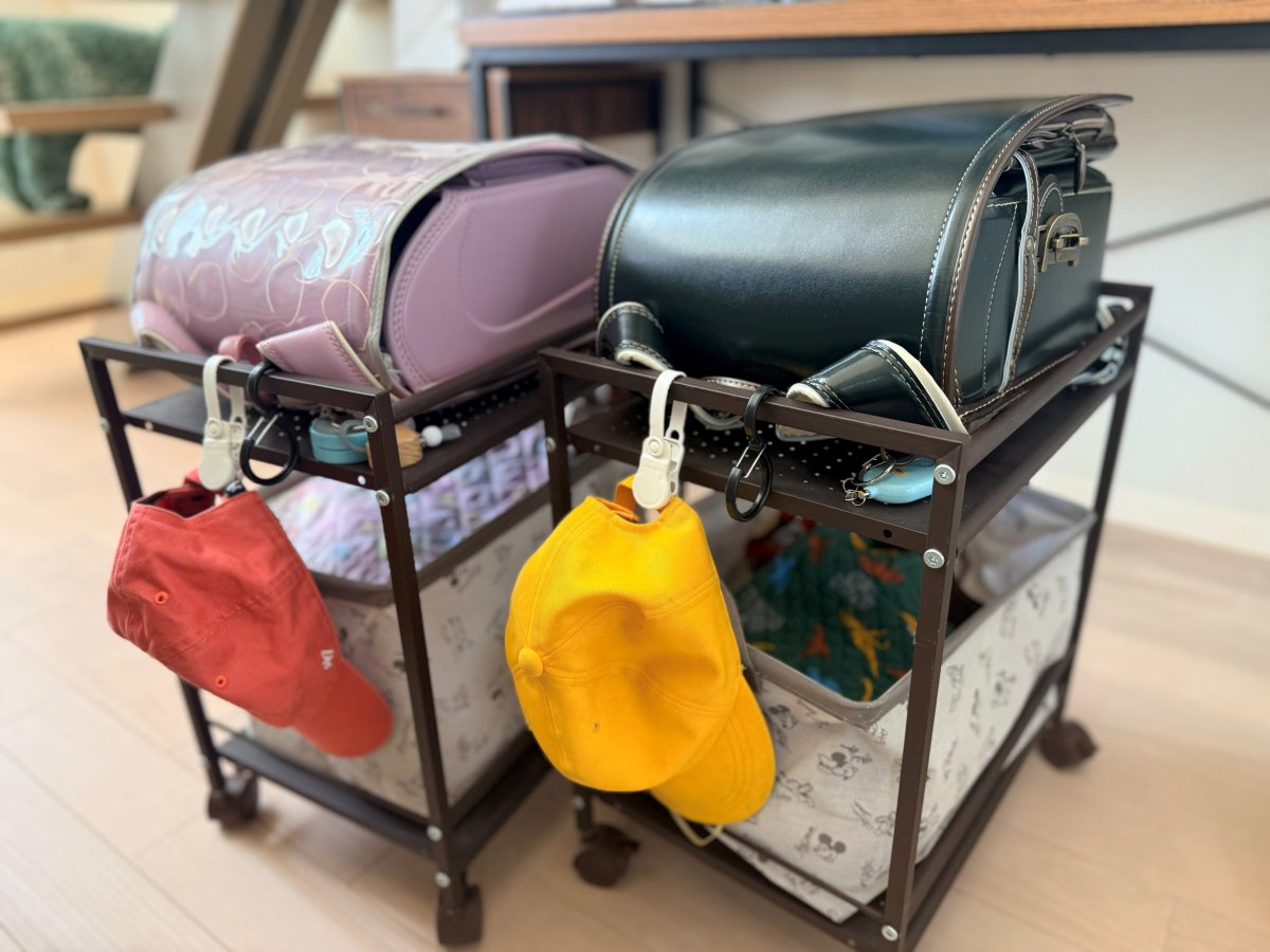 2台並んだランドセル収納ラック